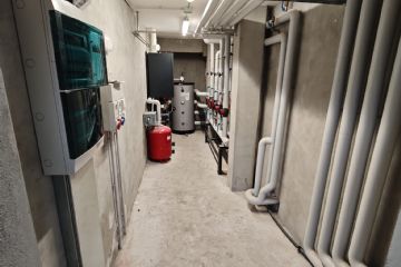 Conclusione lavori di completa ristrutturazione dei fabbricati dei due cortili municipali di Via Brignone (sala musica, centro anziani, locali associativi) con realizzazione di una nuova sala polifunzionale, rimesse per i mezzi comunali, wc e spogliatoio per operai comunali, nuova centrale termica ed impianto fotovoltaico.