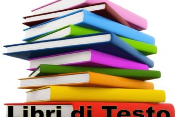 Una pila di libri con la copertina di diversi colori ed in basso la scritta "libri di testo"