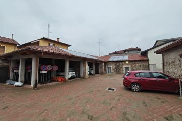 Conclusione lavori di completa ristrutturazione dei fabbricati dei due cortili municipali di Via Brignone (sala musica, centro anziani, locali associativi) con realizzazione di una nuova sala polifunzionale, rimesse per i mezzi comunali, wc e spogliatoio per operai comunali, nuova centrale termica ed impianto fotovoltaico.