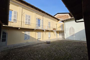 Conclusione lavori di completa ristrutturazione dei fabbricati dei due cortili municipali di Via Brignone (sala musica, centro anziani, locali associativi) con realizzazione di una nuova sala polifunzionale, rimesse per i mezzi comunali, wc e spogliatoio per operai comunali, nuova centrale termica ed impianto fotovoltaico.