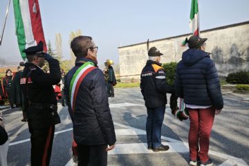 Inaugurato a novembre 2025 il nuovo monumento realizzato presso il Viale della Rimembranza dal gruppo alpini di Bricherasio a ricordo di tutte le "vite spezzate"