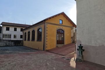 Conclusione lavori di completa ristrutturazione dei fabbricati dei due cortili municipali di Via Brignone (sala musica, centro anziani, locali associativi) con realizzazione di una nuova sala polifunzionale, rimesse per i mezzi comunali, wc e spogliatoio per operai comunali, nuova centrale termica ed impianto fotovoltaico.